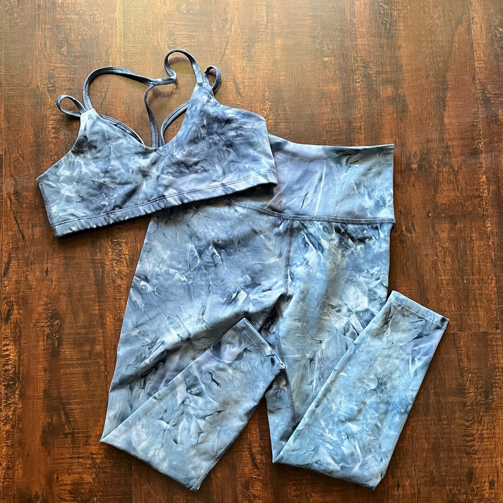 Beyond Yoga blue swirl workout set - L